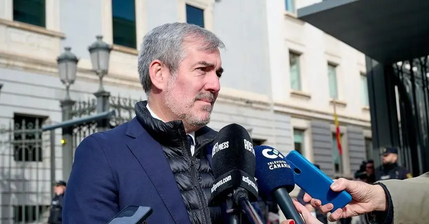 Clavijo atendiendo a los medios a la puerta del Congreso