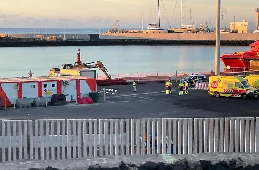 Imagen de los dispositivos de emergencia preparados en Puerto Naos para atender a los inmigrantes