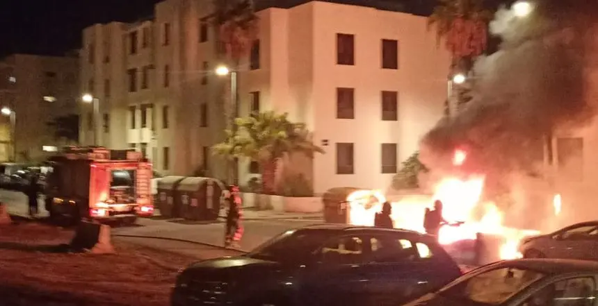 Imagen del momento en el que llegaron los bomberos a sofocar el fuego