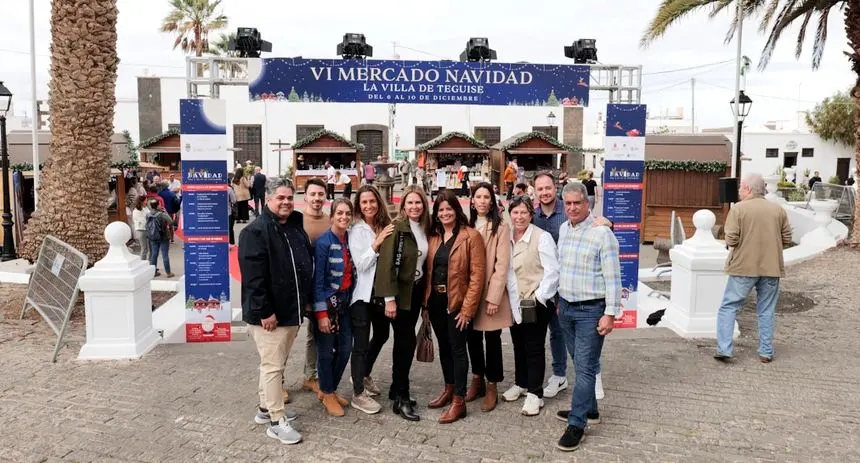 Imagen del equipo de gobierno en el Mercado Navideño