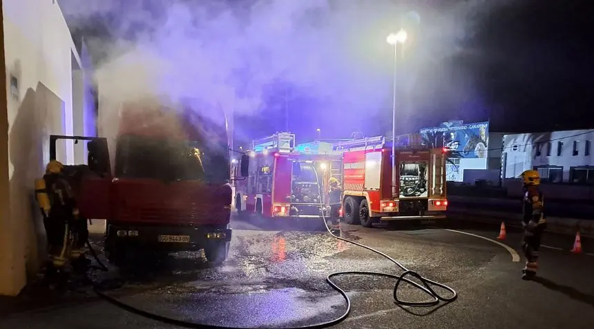 Momento de la actuación de los bomberos