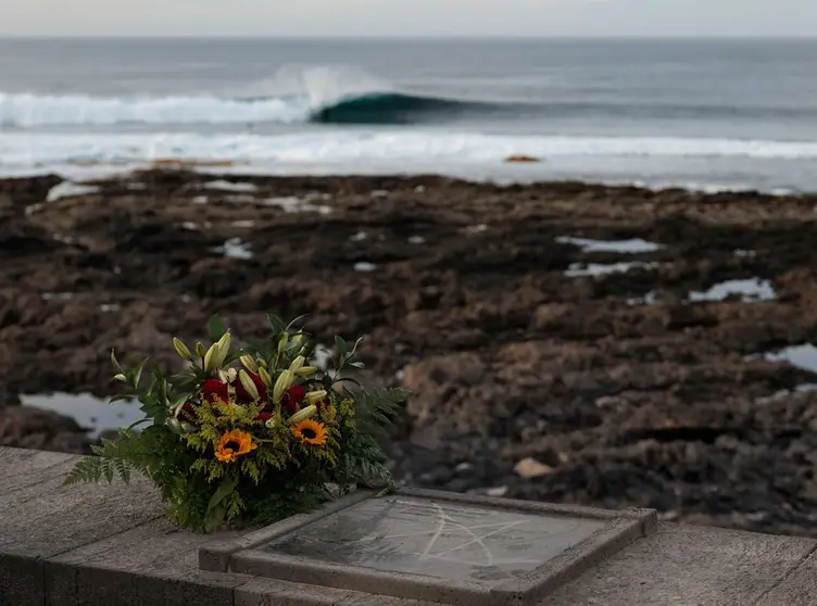 Las flores que ha llevado la organización para mostrar el cariño que se le tenía a su compañero.