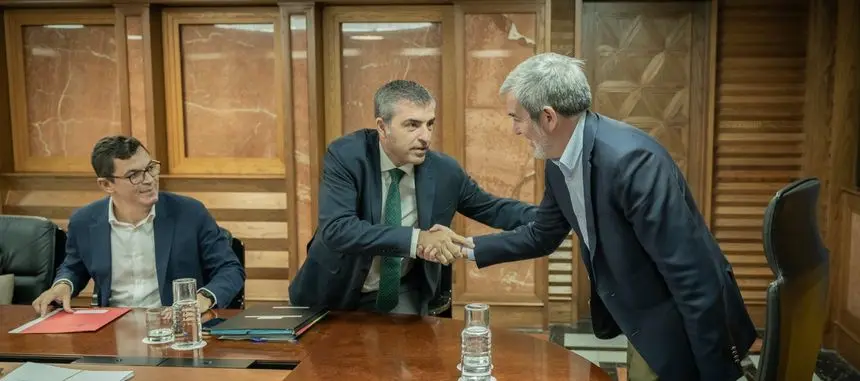 Fernando Clavijo saludando a Manuel Domínguez