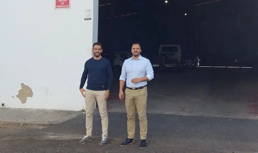 Yonathan de León y Mario González Altube hoy en la sede de las Guaguas  Municipales donde se acometerán obras de renovación de las instalaciones