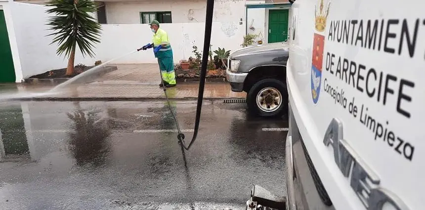 Un operario de Urbaser limpiando las calles.