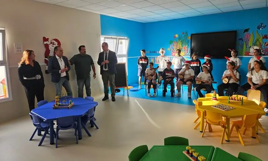 El alcalde de Tinajo con los consejeros de Educación del Gobierno de Canarias y del Cabildo de Lanzarote visitando el aula.