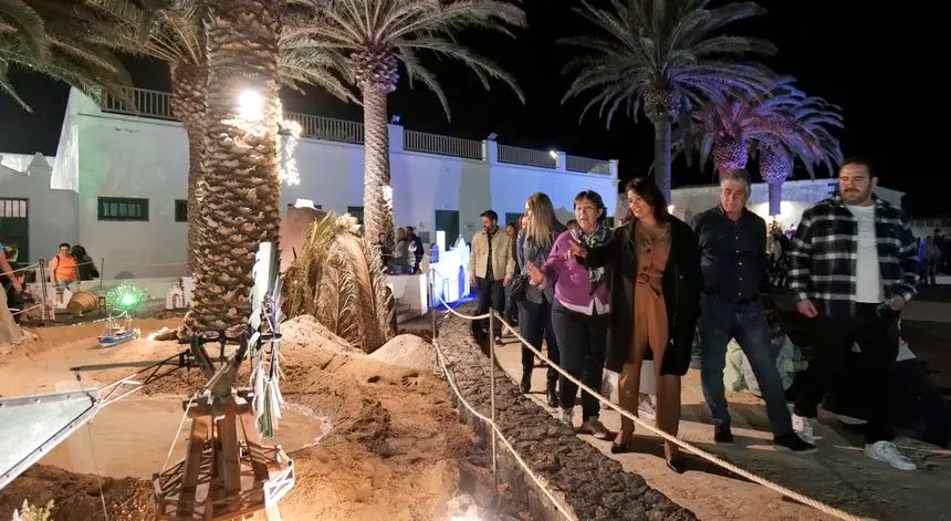 La alcaldesa y sus compañeros del Gobierno municipal visitando la obra.