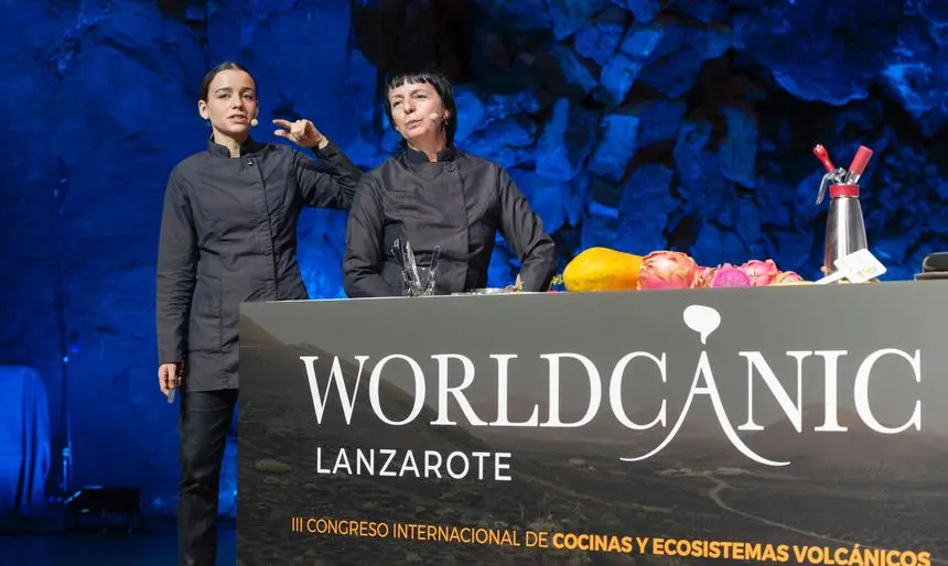 Imagen de una de las charlas que se ofrecieron en el auditorio de los Jameos