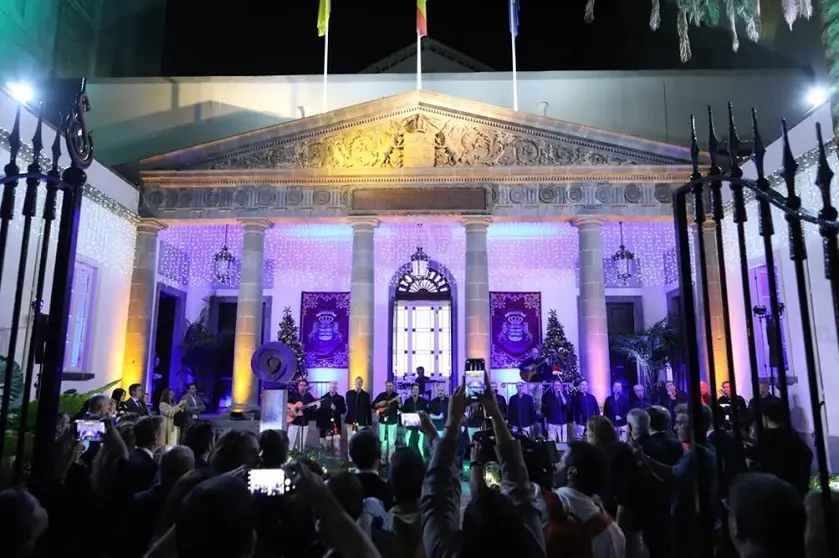 Parlamento de Canarias con la iluminación navideña.