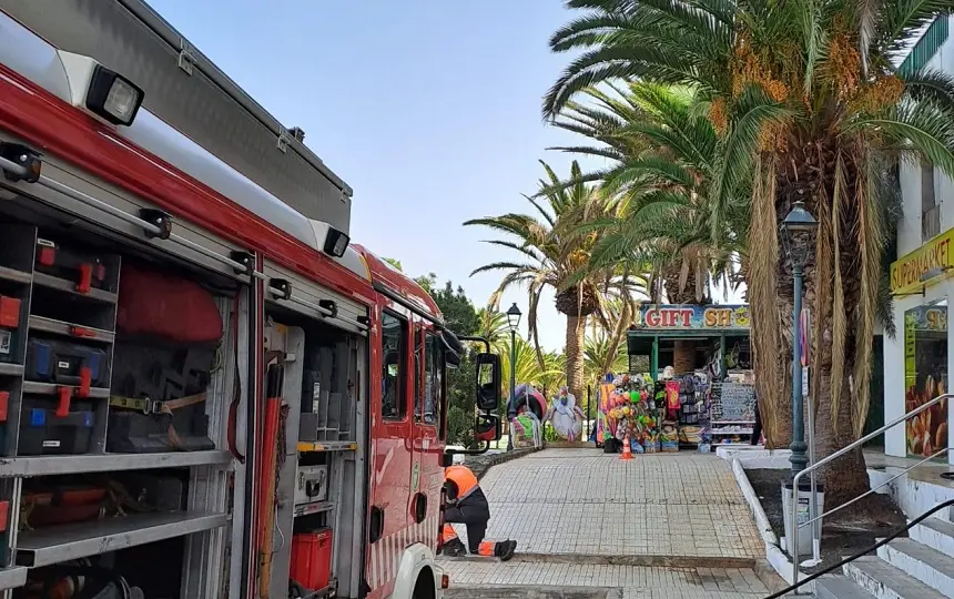 Camión de los bomberos durante su intervención en Costa Teguise.