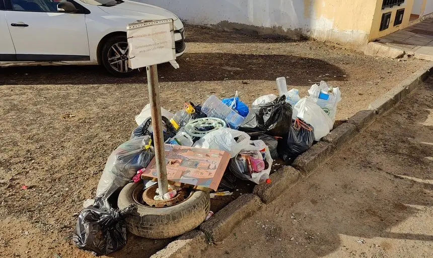 Lugar en el que quitaron cubos de basura y donde hay gente que sigue dejando todo lo que tiene que tirar.