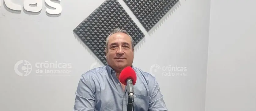 Ángel Vázquez en el estudio de Crónicas Radio.