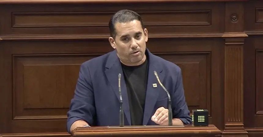 Yoné Caraballo en el Parlamento autonómico