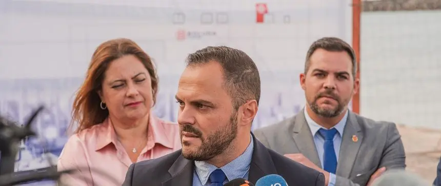 El alcalde de Arrecife, Yonathan de León, en sus declaraciones a los medios en el acto de presentación del nuevo remolcador de Boluda