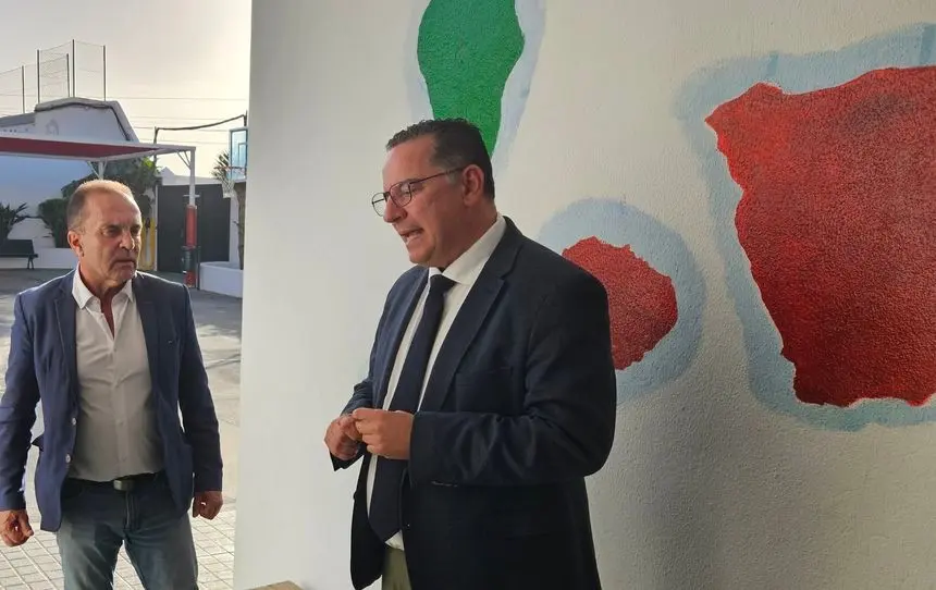 Poli Suárez en la visita que hizo este lunes a Tinajo junto a Jesús Machín.