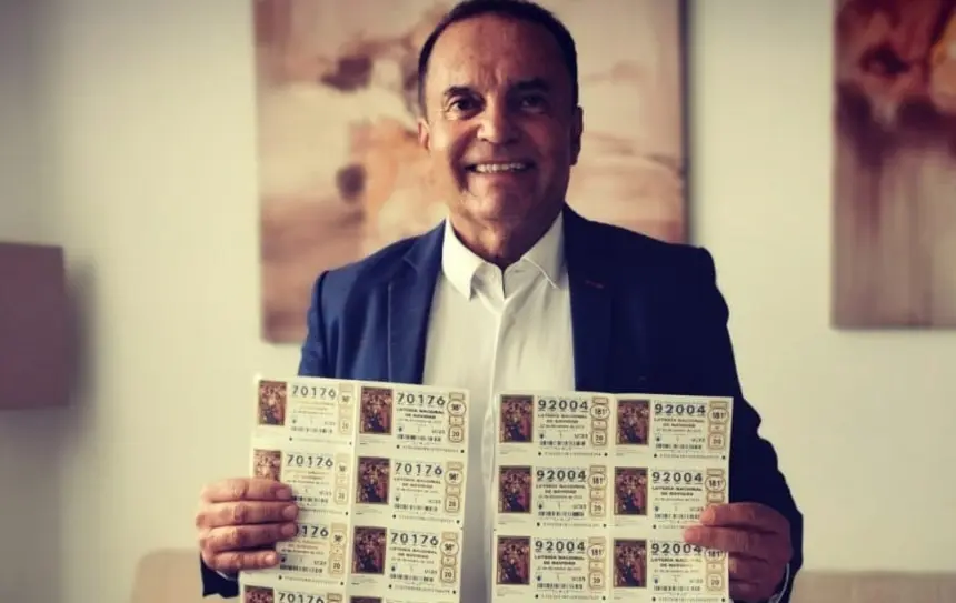 Jesús Machín con los dos décimos de este año.