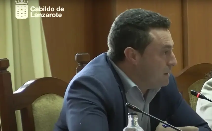 Óscar Noda en el pleno del Cabildo de Lanzarote.