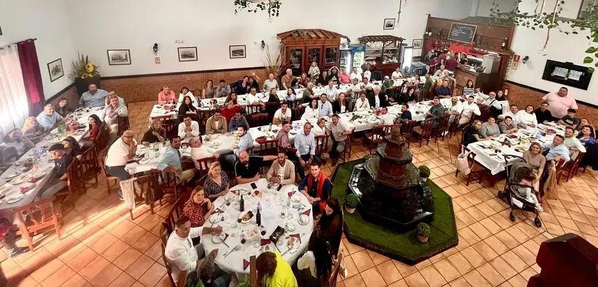 Imagen de la gente que fue a la cena del PP
