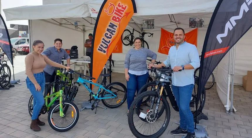 Pedalea en Familia. El alcalde de Arrecife, junto a su familia,  participó en el acto