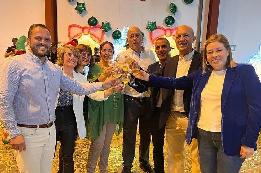 Yonathan de León invitó a todos los ex alcaldes al brindis.