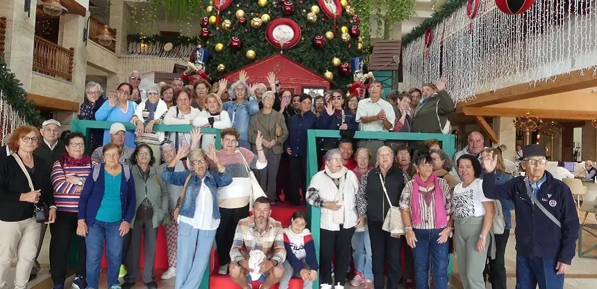 Los vecinos de Titerroy realizando el tour navideño por los diferentes belenes de la Isla.