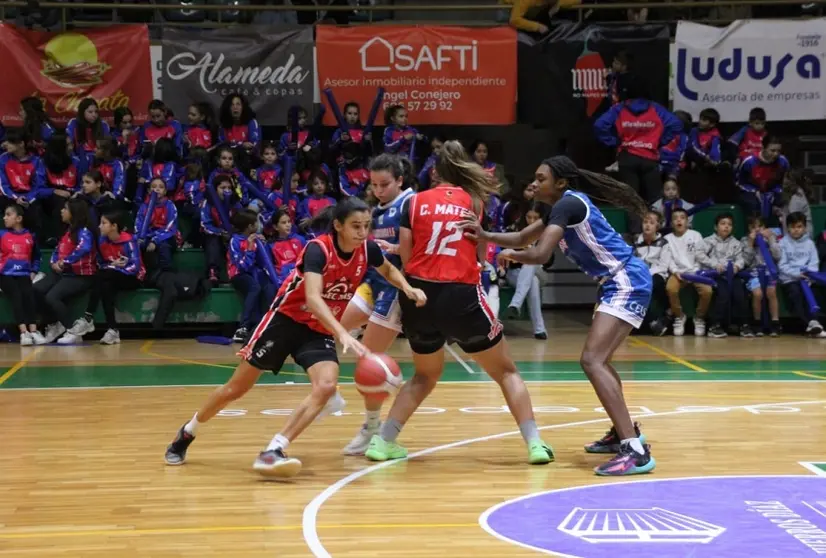 Jugadora del Magec Tías intentando superar la defensa del equipo rival.