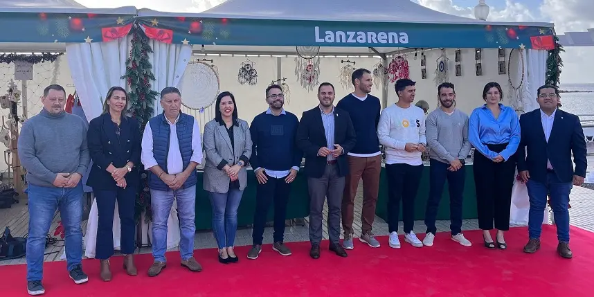 Mercado Artesanal de Navidad de Arrecife. El alcalde junto al Grupo de Gobierno Municipal, hoy en el acto de apertura