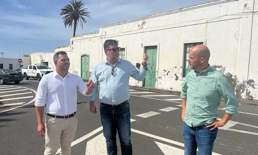 Jacobo Medina junto al alcalde y el concejal de Obras de San Bartolomé.