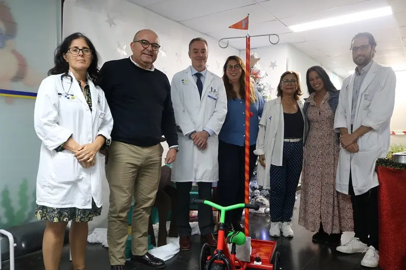 Entrega del triciclo portasueros donado al centro hospitalario