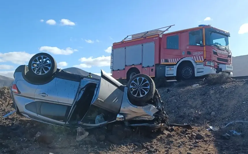 Estado del vehículo tras volcar en Playa Blanca.