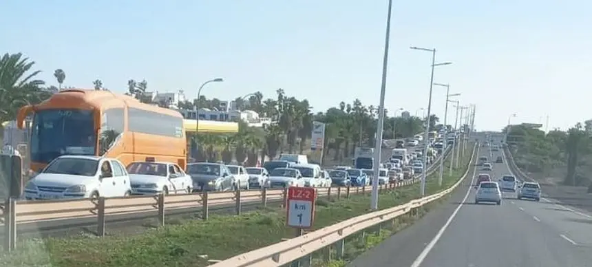 Imagen de uno de los atascos que se suele producir en la autovía de Arrecife por las mañanas y sobre todo cuando se produce algún accidente