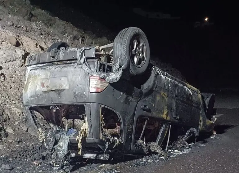 Estado en el que quedó el coche incenciado en Maciot.