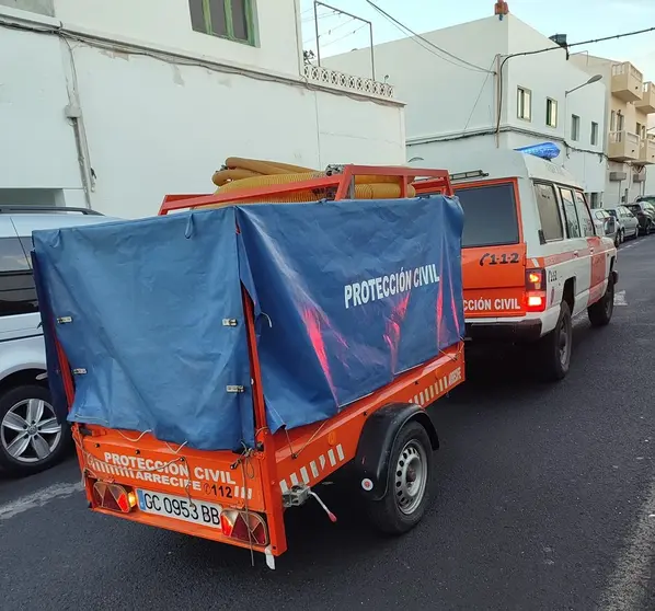 Despliegue de Protección civil en las calles de Arrecife . Sistema de bombeo