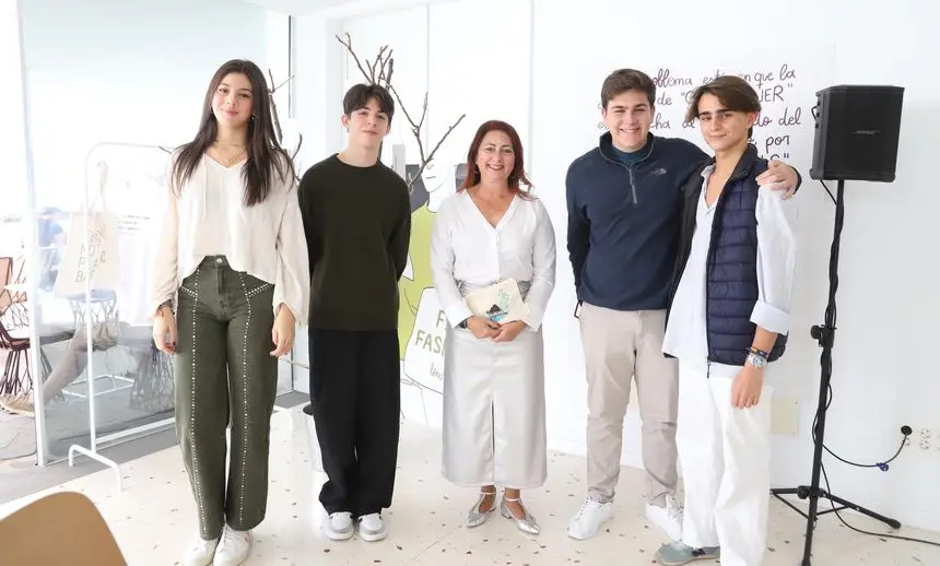 Imagen de los influencers con la consejera de Educación del Cabildo.
