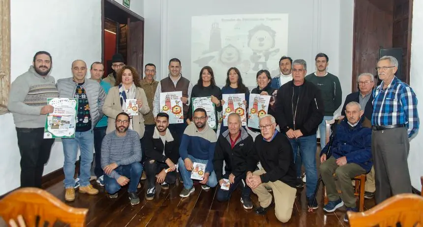Imagen de la presentación que se hizo del libro con los compenentes del Rancho y del Ayuntamiento de Teguise.