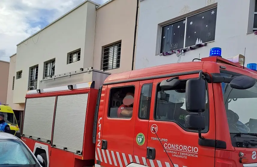 Camión de los bomberos en el lugar del incendio.