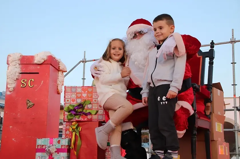 Papa Noel junto a dos niños del municipio.