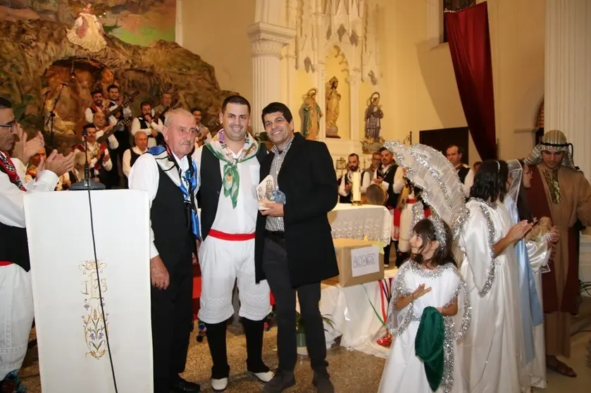 FOTO ENTREGA DE LA MAXIMA DISTINCIÓN DEL RANCHO. A LA IZQUIERDA SIMÓN REYES, EN EL CENTRO ADRIÁN VILLALBA Y A LA DERECHA NORBERTO DE LEÓN