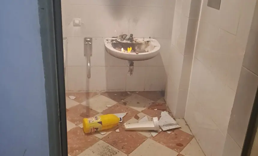 Imagen del estado del baño afectado por el incendio.