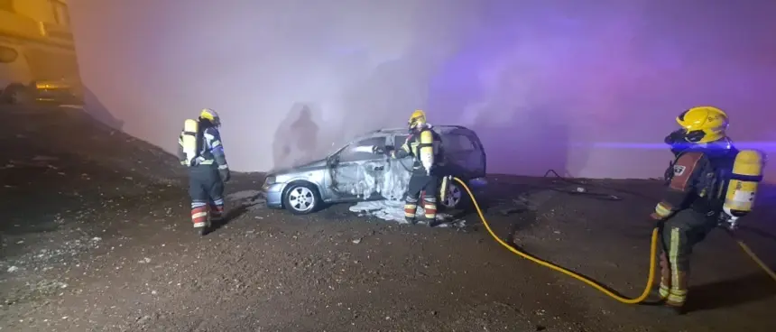 Los bomberos del Consorcio de Seguridad apagando el fuego localizado en el vehículo.