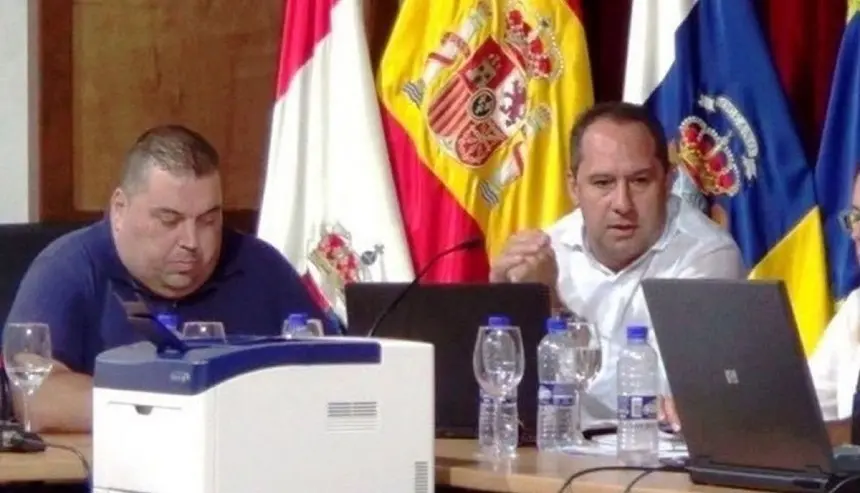Guayo Monzón y Juan Monzón en el pleno del ayuntamiento de Yaiza.