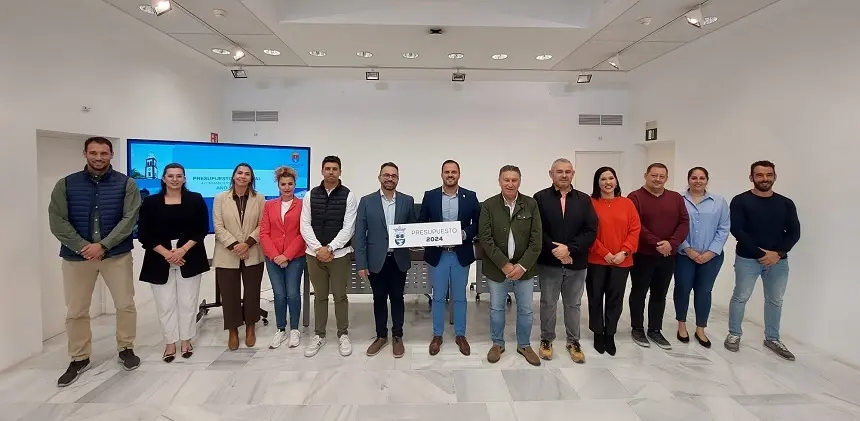 El alcalde de Arrecife junto a  todo el grupo de Gobierno Municipal en el acto de presentación de los presupuestos para el 2024