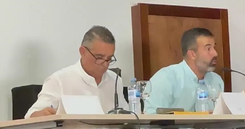 Mateo Ramón y Emilio Machín en el pleno del Ayuntamiento de Yaiza.