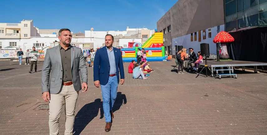 El vicepresidente y el alcalde en el nuevo local de Escucha Social Arrecife (3)