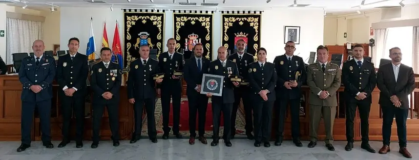 Agentes de a Policía Local distinguidos, junto al alcalde de Arrecife, y las autoridades que participaron en el acto
