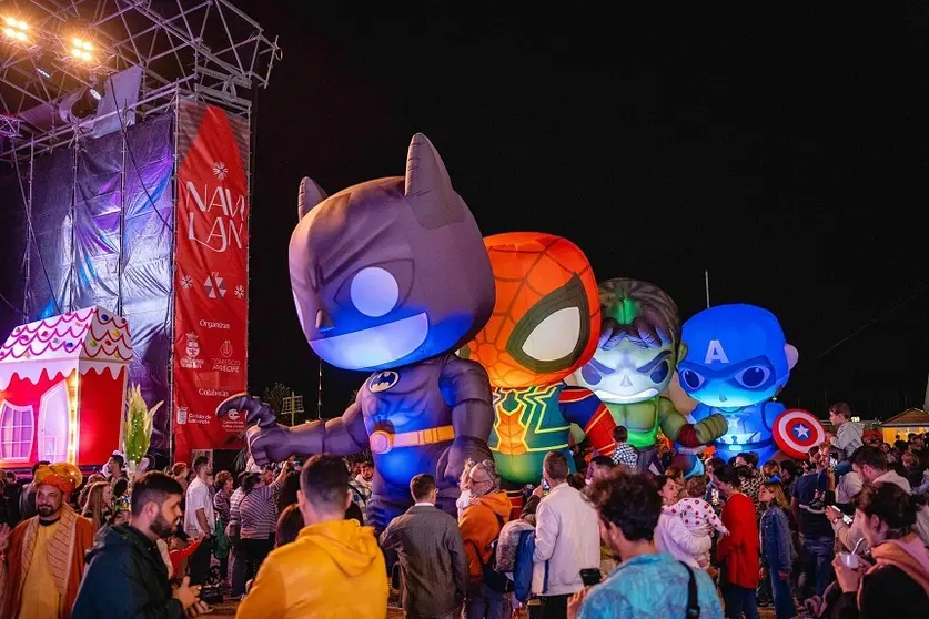 Los Super Héroes visitan la Feria de la Navidad de Arrecife .