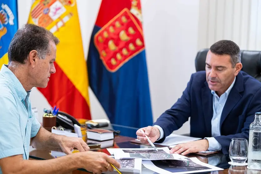 Oswaldo Betancort junto al consejero Domingo Cejas.