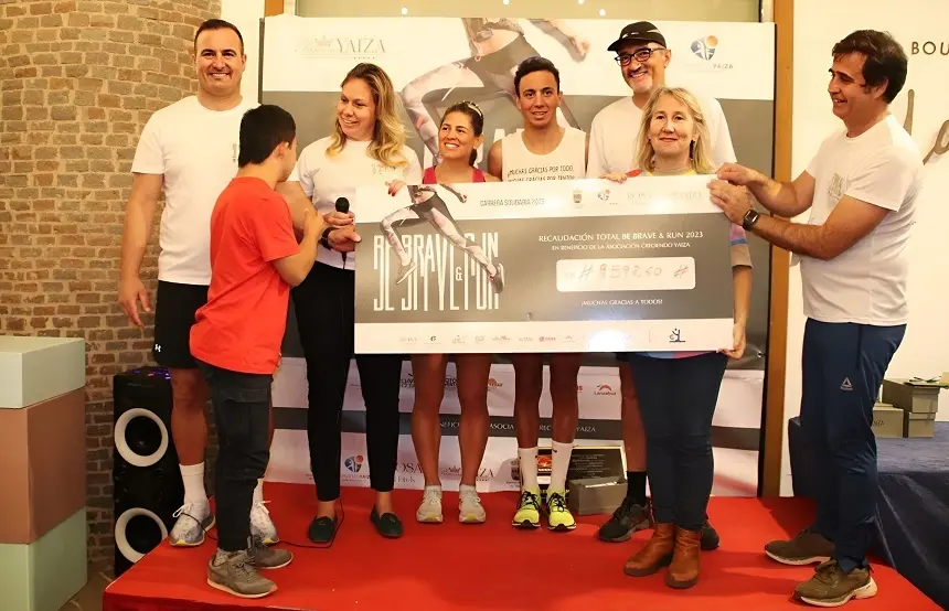 Entrega de cheque a la Asoc. Creciendo