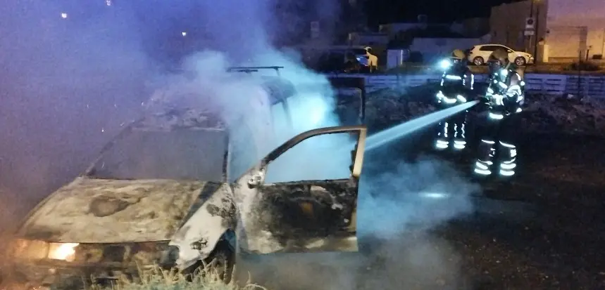 Bomberos del Consorcio de Seguridad y Emergencias apagando el incendio en Órzola.