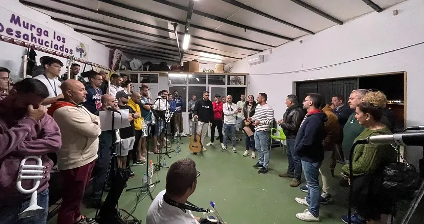 El grupo de gobierno de Arrecife visitando a la murga los Desahuciados.